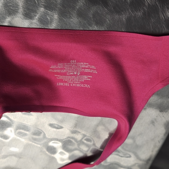 2 VS Incredible by Victoria Secret Bras - Picture 8 of 10